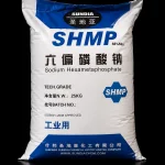 کیسه 25 کیلویی سدیم هگزا متافسفات (SHMP) گرید صنعتی با بسته‌بندی اصلی، مناسب صنایع تصفیه آب، شوینده، سرامیک و مواد غذایی – فومکس شیمی