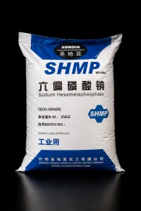 کیسه 25 کیلویی سدیم هگزا متافسفات (SHMP) گرید صنعتی با بسته‌بندی اصلی، مناسب صنایع تصفیه آب، شوینده، سرامیک و مواد غذایی – فومکس شیمی