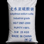 تصویر کیسه 25 کیلوگرمی سدیم سولفیت بدون آب (Anhydrous Sodium Sulfite) گرید صنعتی با بسته‌بندی اصلی، مناسب برای صنایع شیمیایی، تصفیه آب و تولید مواد صنعتی – فومکس